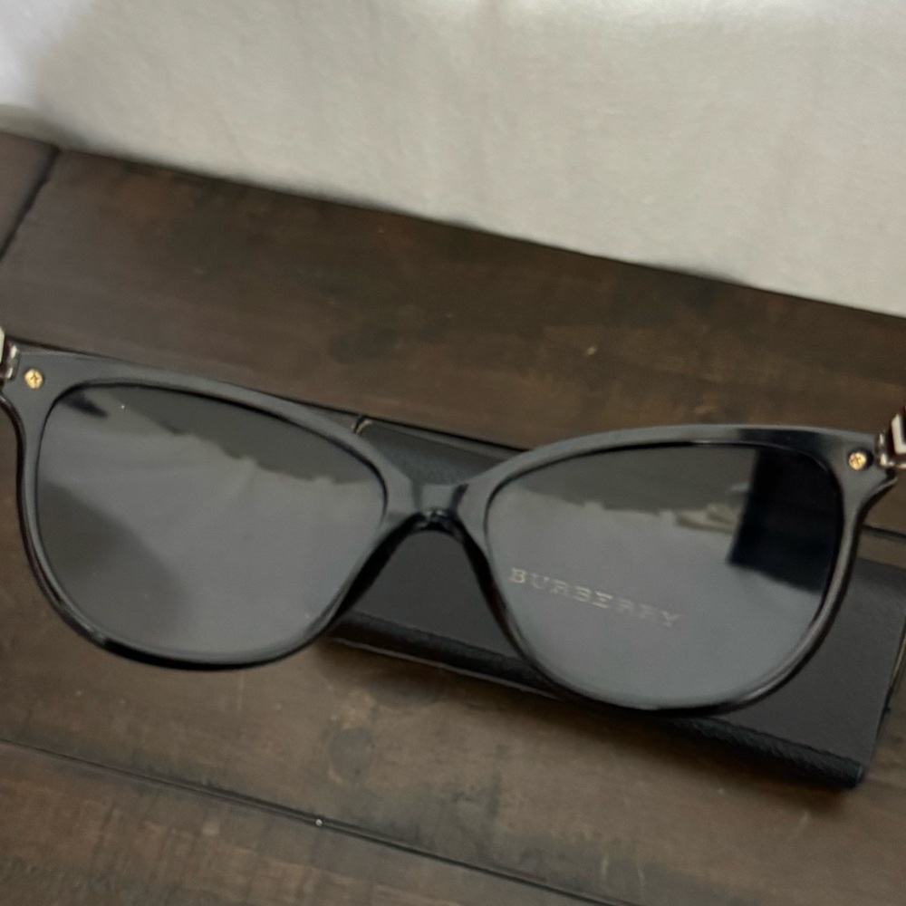 Burberry Polarized Sunglasses - Picture 8 of 8
